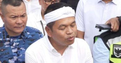 Gubernur Jabar Dedi Mulyadi menyebut kelas berisi 50 orang sebagai kebijakan sementara, ruang kelas baru segera dibangun.