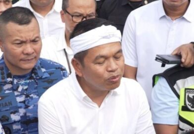 Gubernur Jabar Dedi Mulyadi menyebut kelas berisi 50 orang sebagai kebijakan sementara, ruang kelas baru segera dibangun.