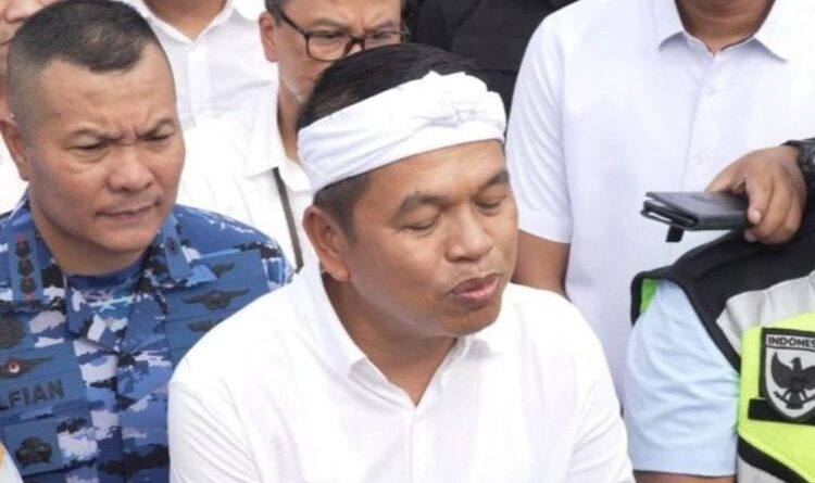 Gubernur Jabar Dedi Mulyadi menyebut kelas berisi 50 orang sebagai kebijakan sementara, ruang kelas baru segera dibangun.